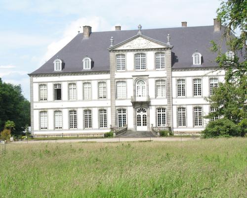 Façade du château d'Attre