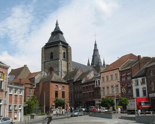 Collegiale romane de St Vincent de Soignies, vue de la place