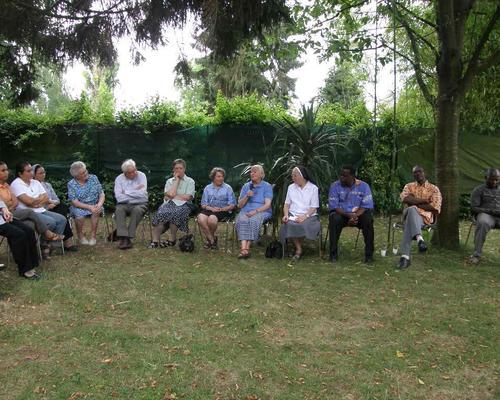 Partage entre "missionnaires" d'ici et de là-bas, en présence des paroissiens