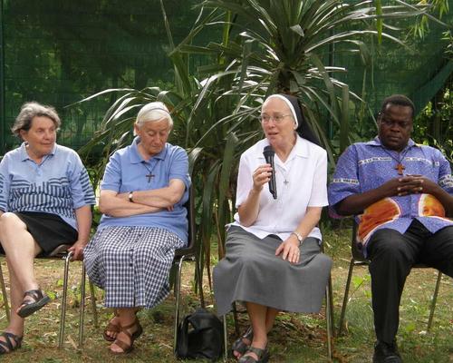 Mère Marie Florence, augustine de l'Immaculée à St-Amand, supérieure générale des soeurs en France et au Togo, à sa gauche Père Romain du Congo-Bazzaville, étudiant à Lille