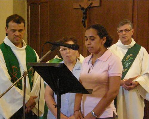 Soeur Anne Marie (Franciscaines d'Abscon) et Soeur Suyapa lisent la prière universelle