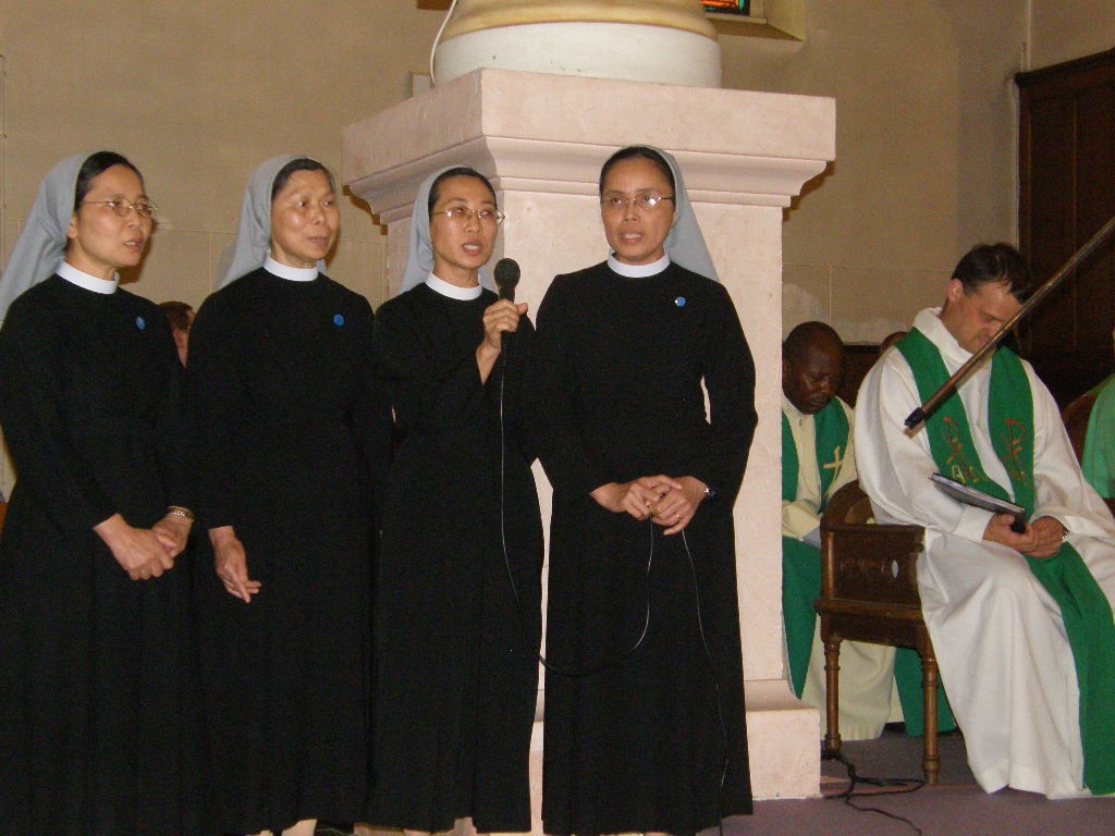 Chant du Magnificat en vietnamien, après la communion, de gauche à droite Soeurs Anne, Marie, Myriam et Marie de l'Assomption