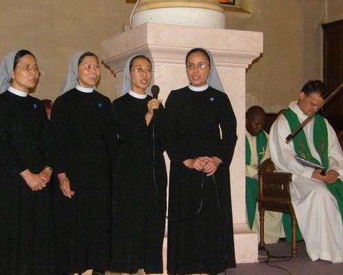 Chant du Magnificat en vietnamien, après la communion, de gauche à droite Soeurs Anne, Marie, Myriam et Marie de l'Assomption