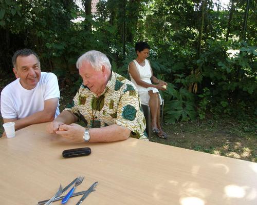 P. Gérard Duhaubois, vicaire épiscopal, ancien du Togo, et Pierre Launay, ancien coopérant en Amérique latine
