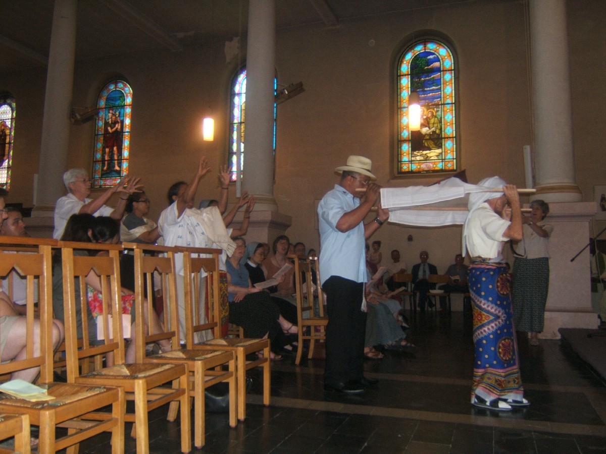 Procession du Livre de la Parole en chant et danse malgache
