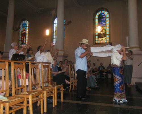 Procession du Livre de la Parole en chant et danse malgache