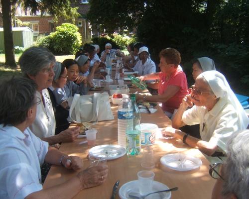 Partage du repas, dimanche midi, à l'ombre des arbres