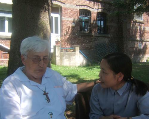 Soeur Suzanne Basile (Ste-Thérèse d'Avesnes), et Anne qui passe son été à apprendre le français chez les soeurs, servantes des pauvres, à Denain