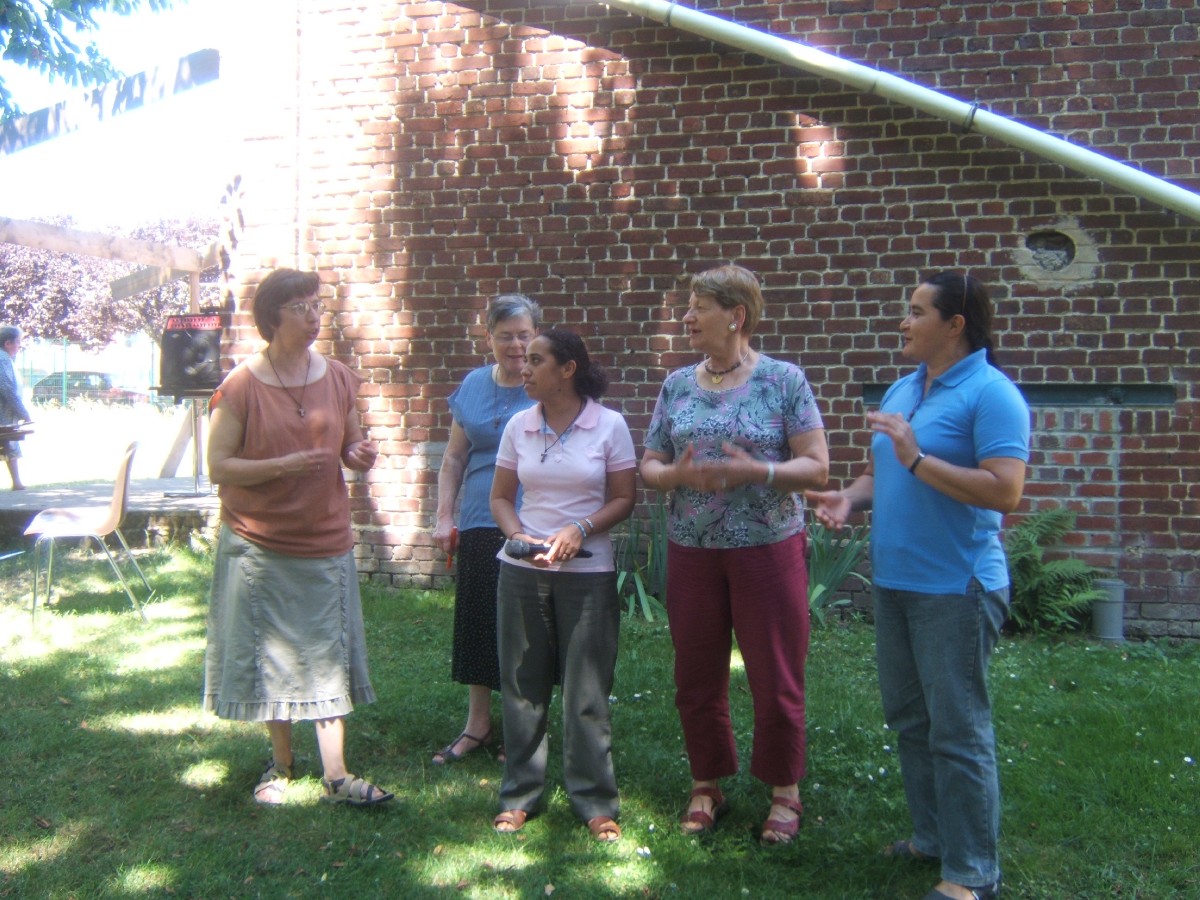 La communauté d'Abscon, accueillie par Odile Launay ancienne coopérante du Honduras