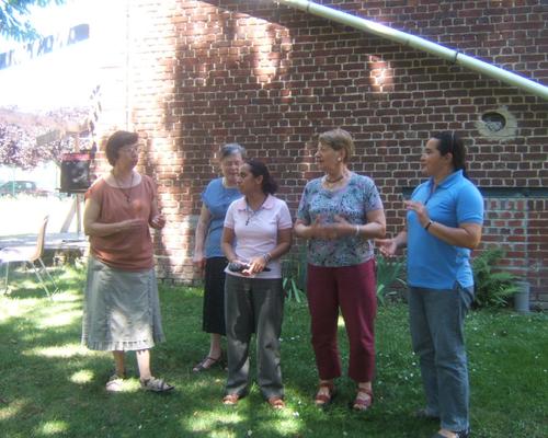 La communauté d'Abscon, accueillie par Odile Launay ancienne coopérante du Honduras