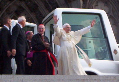 Pape devant la cathedrale