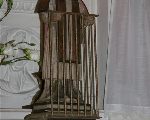 statue
