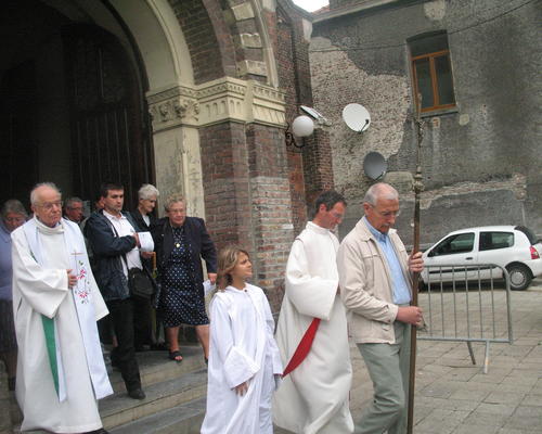 De l'église Notre-Dame à la chapelle Notre-Dame de Malaise.
Avec deux des prêtres de la paroisse : Jean Dubreucq et Christophe Decherf