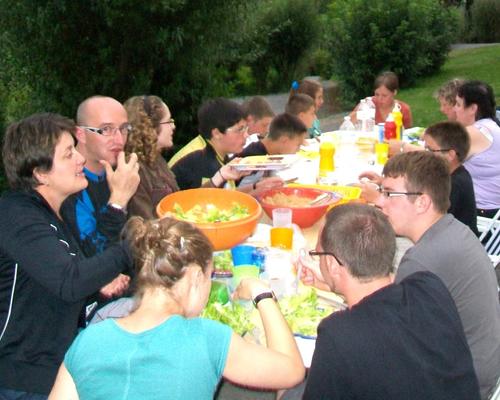 tous réunis pendant le repas