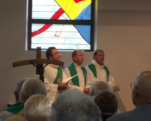 les prêtres et le diacre