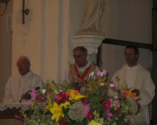 Mgr Denis Lecompte, invité et les célébrants de la paroisse St François en Val d'Escaut , Jean Dubreucq et Christophe Decherf