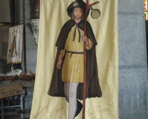 La bannière de St Roch est prête pour la procession