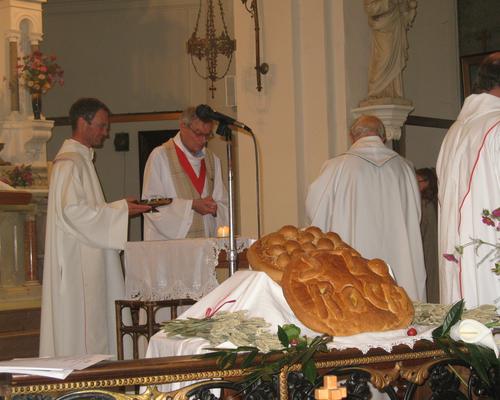 L'offertoire.
La messe était concélébrée par les abbés Christophe Decherf et Jean Dubreucq (de la paroisse St François en Val d'Escaut) et Mgr Denis Lecompte (directeur diocésain des pèlerinages, invité)