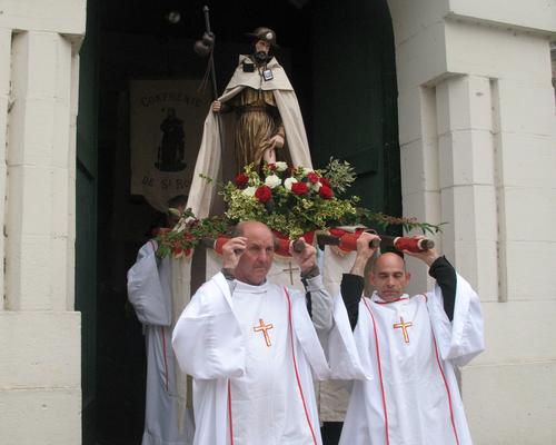 Après la messe dominicale,les pèlerins sortent en procession