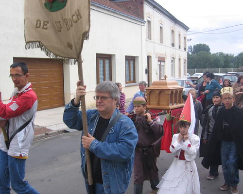 La procession se dirige vers la chapelle St Roch d'Hergnies