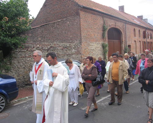 La procession se dirige vers la chapelle St Roch d'Hergnies
