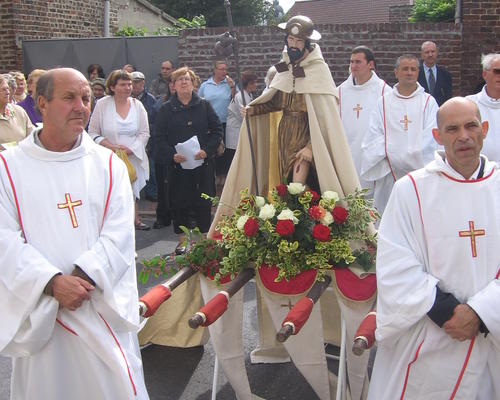 La procession se dirige vers la chapelle St Roch d'Hergnies