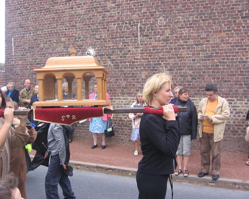 La procession, avec les reliques de St Roch,  se dirige vers la chapelle St Roch d'Hergnies