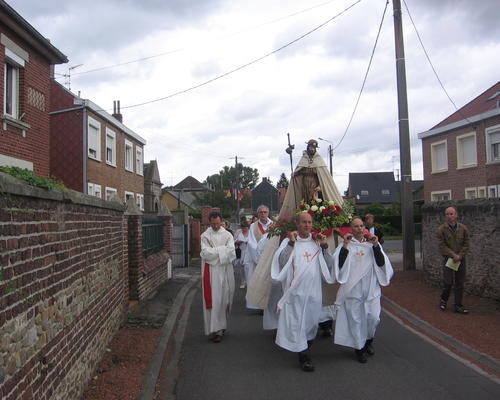 La procession se dirige vers la chapelle St Roch d'Hergnies