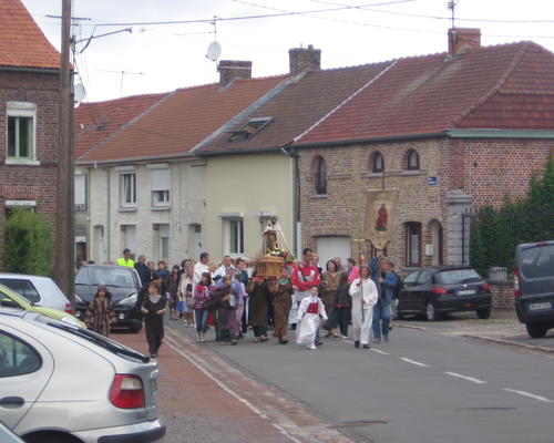 La procession se dirige vers la chapelle St Roch d'Hergnies