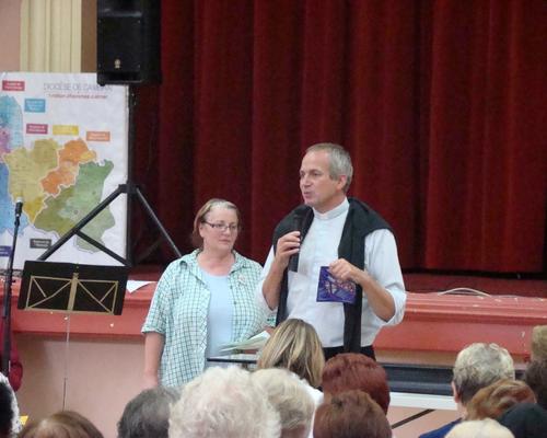 L'abbé Emmanuel Canart donne des informations de la Pastorale des jeunes