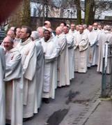 Les prêtres arrivent à l'église St Géry