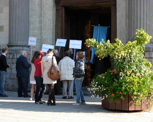 Les adultes se retrouvent dans l'église St Wasnon