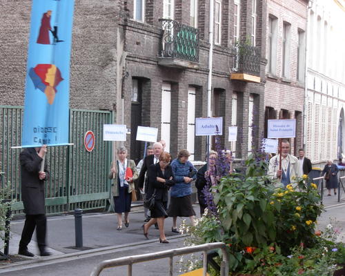 Nous avons laissé les enfants à l'École Jeanne d'Arc pour les animations qui leur été spécifiques et nous nous dirigeons vers l'église pour les ateliers des adultes et des jeunes.