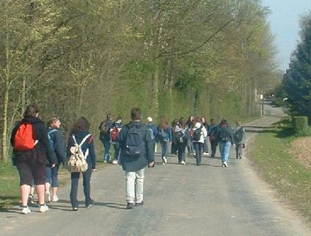Le groupe marche vers Crèvecoeur