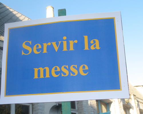 L'abbé Jean Dubreucq et Claudine ont proposé un atelier aux enfants qui voulaient découvrir qu'est-ce qu'être servants d'autel