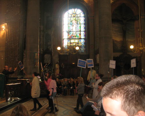 Au moment de la procession d'offertoire, les enfants sont venus avec les pancartes des différents ateliers, nous rappelant ainsi toute la richesse des partages vécus avant la célébration