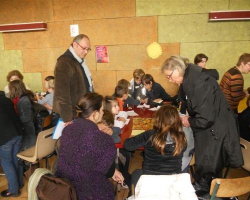 enfants et les cathechistes avec l\