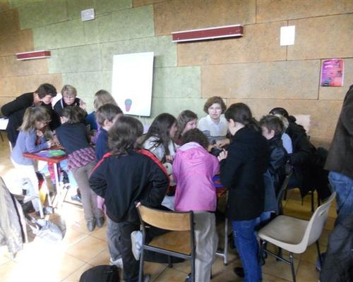 enfants et les cathechistes avec l\