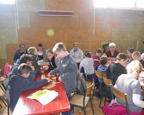 enfants et les cathechistes avec l\