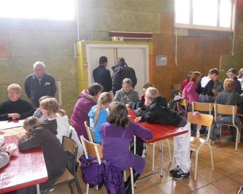 enfants et les cathechistes avec l\
