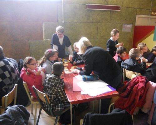 enfants et les cathechistes avec l\