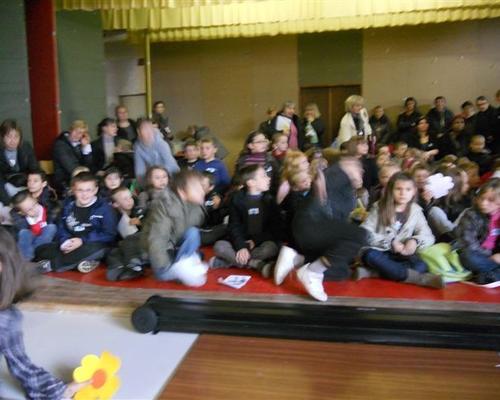 enfants et les cathechistes avec l\