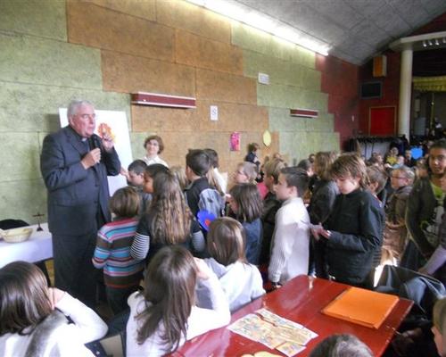 enfants et les cathechistes avec l\