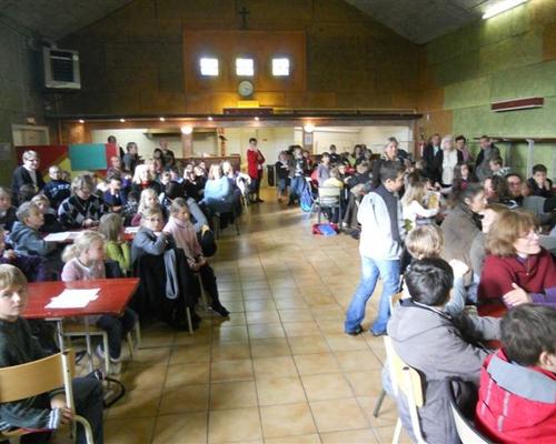 enfants et les cathechistes avec l\