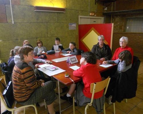 enfants et les cathechistes avec l\