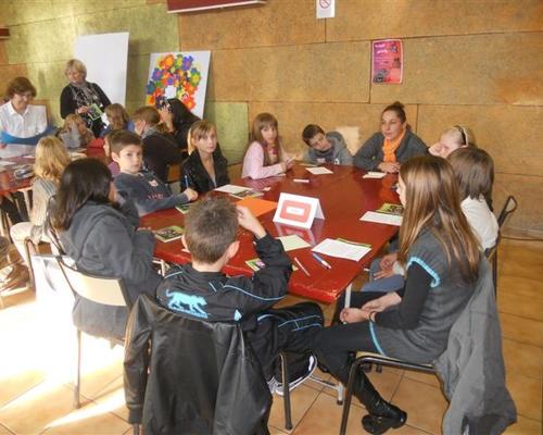 enfants et les cathechistes avec l\
