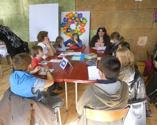enfants et les cathechistes avec l\