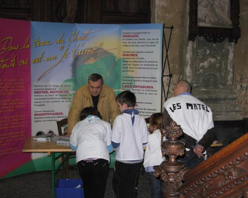 Dans l'après-midi, les enfants et les jeunes ont pu rencontrer l'abbé Pascal Romefort, responsable du Service Diocésain des Vocations