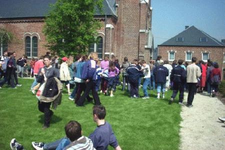 jeunes devant l'église