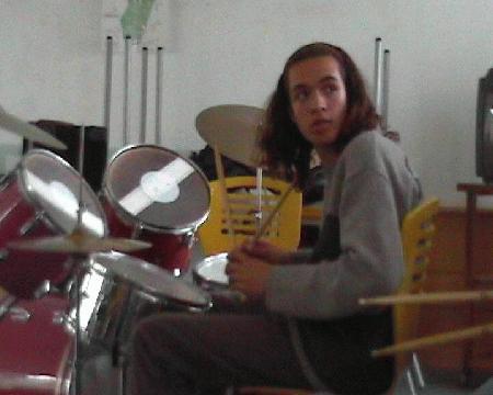 Gitan normalement à la basse s'essaye à la batteri